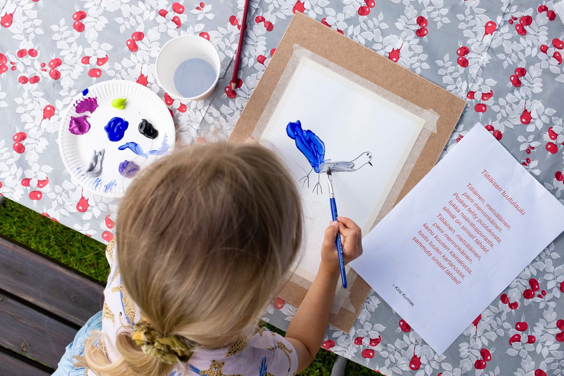 Lapsi maalaa runon pohjalta teosta.