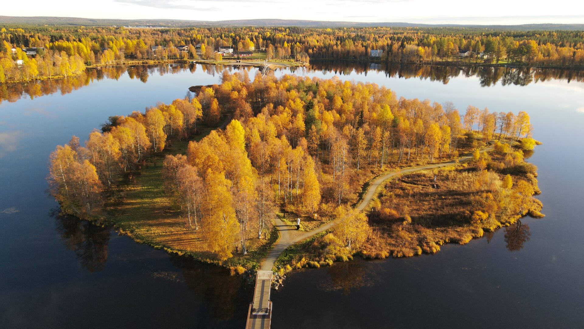 Ilmakuvassa Kirkkosaari ruskanväreissä