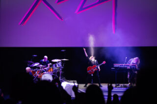 Kuvassa muusikko Anssi kela esiintymässä lavalla.