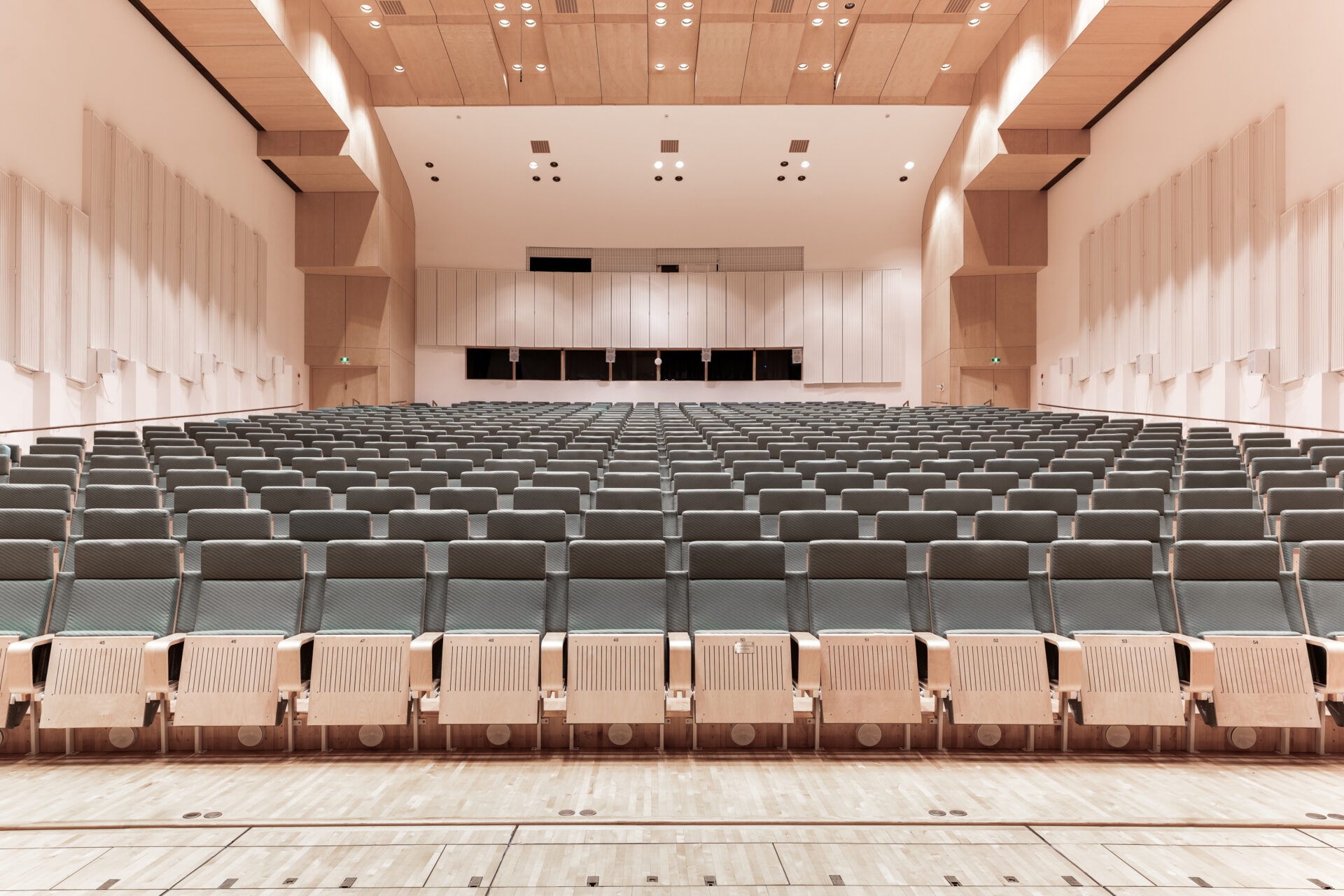 Kuvassa Oulankasali lavalta päin kuvattuna, penkkirivit ovat tyhjiä ja salissa valaistus päällä.
